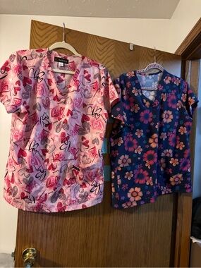 koi Pink Heart Print & parkey Navy Floral Scrub Tops large brand new condition